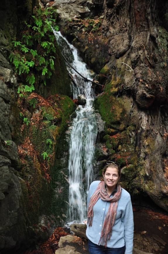 Trilha leva à cachoeira em canyon no Big Sur, ao sul de Carmel, na costa da Califórnia, nos Estados Unidos